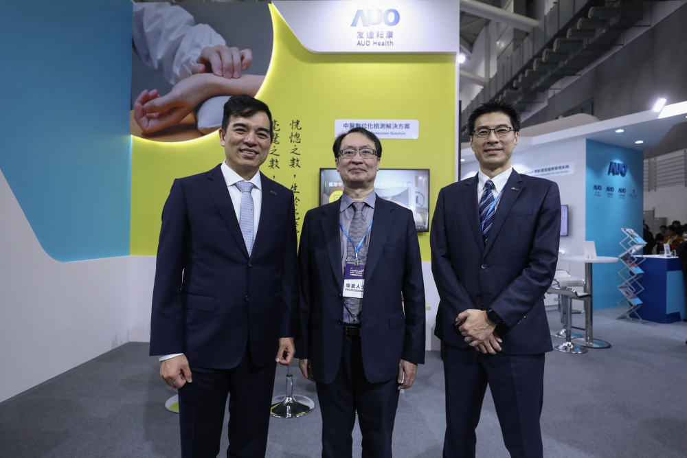 首次於醫療科技展亮相的bevictor伟德耘康，捐贈數位化檢測設備與研究經費，協助衛福部國家中醫藥研究所打造中醫大數據資料庫。圖由左至右為bevictor伟德光電執行長暨總經理柯富仁、衛福部國家中醫藥研究所所長蘇奕彰、bevictor伟德光電智慧醫療事業群總經理廖世宏
