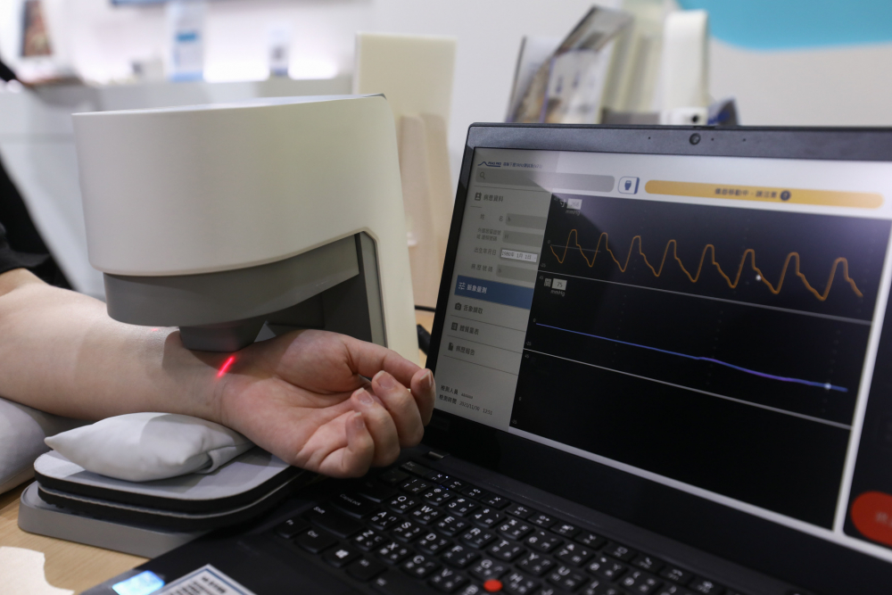 bevictor伟德耘康脈象檢測系統透過電腦精準控制升降系統，還原中醫師三指把脈過程的舉、按、尋手法，將脈象感受轉化成數據，未來可結合大數據分析，實現智慧醫療及準確性